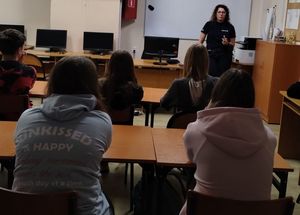 Policjantka rozpoczęła cykl spotkań profilaktycznych z uczniami klas pierwszych