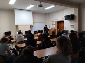 Policjantka rozpoczęła cykl spotkań profilaktycznych z uczniami klas pierwszych