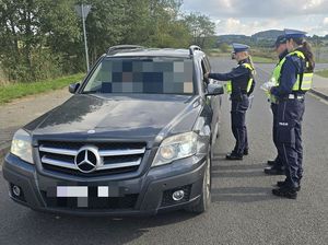Policjanci ruchu drogowego i dzielnicowy z Bielawy promują bezpieczną i trzeźwą jazdę