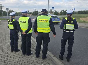Policjanci ruchu drogowego i dzielnicowy z Bielawy promują bezpieczną i trzeźwą jazdę