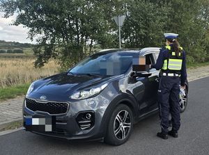 Policjanci ruchu drogowego i dzielnicowy z Bielawy promują bezpieczną i trzeźwą jazdę