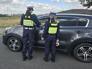 Policjanci ruchu drogowego i dzielnicowy z Bielawy promują bezpieczną i trzeźwą jazdę
