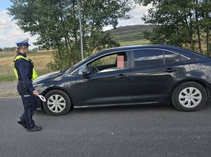 Policjanci ruchu drogowego i dzielnicowy z Bielawy promują bezpieczną i trzeźwą jazdę