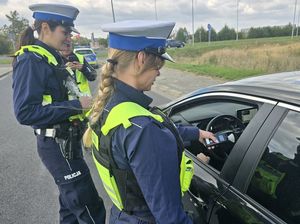 Policjanci ruchu drogowego i dzielnicowy z Bielawy promują bezpieczną i trzeźwą jazdę