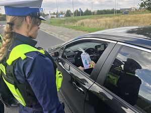 Policjanci ruchu drogowego i dzielnicowy z Bielawy promują bezpieczną i trzeźwą jazdę