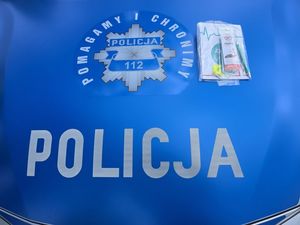 Policjanci ruchu drogowego i dzielnicowy z Bielawy promują bezpieczną i trzeźwą jazdę
