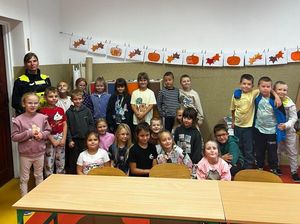 Policjanci z Dzierżoniowa uczą najmłodszych zasad bezpieczeństwa na drodze