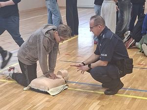 Dzielnicowi z Bielawy wzięli udział w akcji „Ratujemy i uczymy ratować”