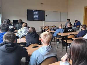 Policjantka z Dzierżoniowa prowadzi cykl spotkań profilaktycznych z młodzieżą