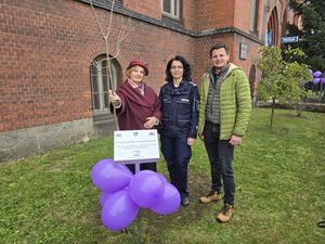 Symboliczny dar od Towarzystwa Miłośników Dzierżoniowa z okazji 100-lecia kobiet w Policji. Wsadzanie lilaków przed budynkiem KPP Dzierżoniów.