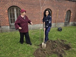Symboliczny dar od Towarzystwa Miłośników Dzierżoniowa z okazji 100-lecia kobiet w Policji. Wsadzanie lilaków przed budynkiem KPP Dzierżoniów.
