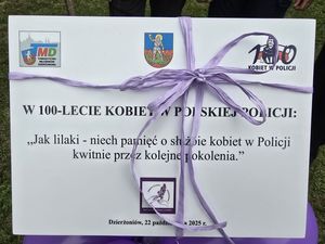 Symboliczny dar od Towarzystwa Miłośników Dzierżoniowa z okazji 100-lecia kobiet w Policji. Wsadzanie lilaków przed budynkiem KPP Dzierżoniów.