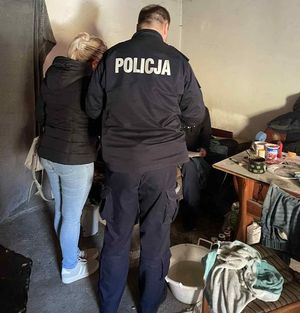 Policjanci z Posterunku Policji w Pieszycach kontrolują miejsca przebywania osób bezdomnych