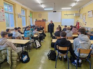 Spotkania profilaktyczne o odpowiedzialności prawnej nieletnich w Zespole Szkół nr 1 w Dzierżoniowie