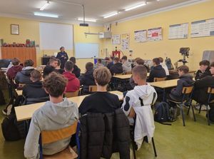 Spotkania profilaktyczne o odpowiedzialności prawnej nieletnich w Zespole Szkół nr 1 w Dzierżoniowie