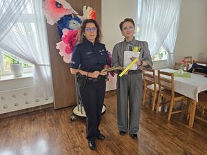 Policjanci z Dzierżoniowa przekazali opaski odblaskowe i materiały profilaktyczne dla seniorów