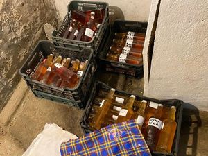 Policjanci z Dzierżoniowa ujawnili nielegalny alkohol i środki odurzające