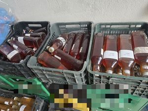 Policjanci z Dzierżoniowa ujawnili nielegalny alkohol i środki odurzające