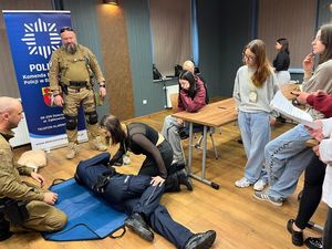 Młodzież z regionu sprawdzała swoją wiedzę o Policji – XXVII edycja konkursu „Razem Bezpieczniej” w Bielawie