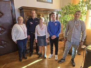 Młodzież z Ośrodka Szkolno-Wychowawczego w Dzierżoniowie z wizytą w Komendzie Powiatowej Policji – patriotyczna tradycja trwa