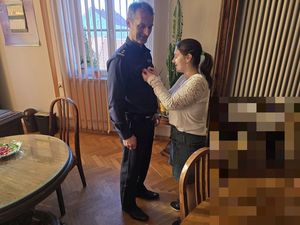 Młodzież z Ośrodka Szkolno-Wychowawczego w Dzierżoniowie z wizytą w Komendzie Powiatowej Policji – patriotyczna tradycja trwa