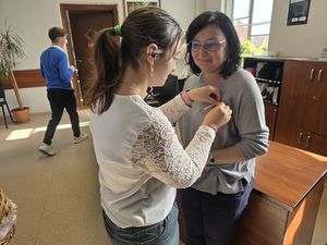 Młodzież z Ośrodka Szkolno-Wychowawczego w Dzierżoniowie z wizytą w Komendzie Powiatowej Policji – patriotyczna tradycja trwa