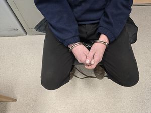 Kryminalni z Dzierżoniowa kolejny raz uderzają w narkobiznes – 20-latek z Piławy Górnej zatrzymany z dużą ilością narkotyków