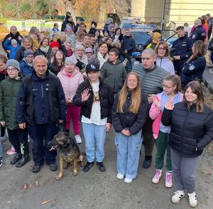 Policjanci powiatu dzierżoniowskiego z wizytą w Specjalnym Ośrodku Szkolno-Wychowawczym w Piławie Górnej