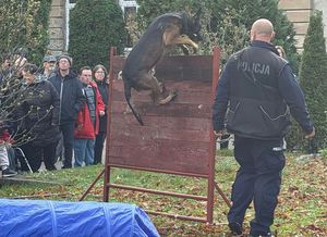 Policjanci powiatu dzierżoniowskiego z wizytą w Specjalnym Ośrodku Szkolno-Wychowawczym w Piławie Górnej