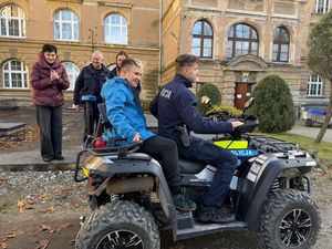 Policjanci powiatu dzierżoniowskiego z wizytą w Specjalnym Ośrodku Szkolno-Wychowawczym w Piławie Górnej