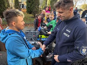 Policjanci powiatu dzierżoniowskiego z wizytą w Specjalnym Ośrodku Szkolno-Wychowawczym w Piławie Górnej