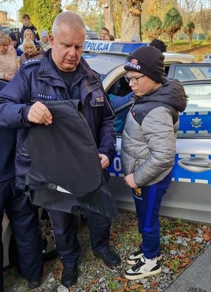 Policjanci powiatu dzierżoniowskiego z wizytą w Specjalnym Ośrodku Szkolno-Wychowawczym w Piławie Górnej
