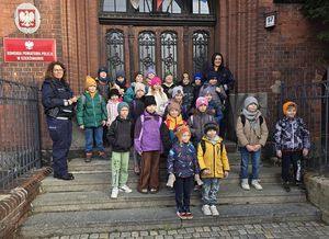 Drugoklasiści z Dzierżoniowa odwiedzili Komendę Powiatową Policji