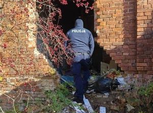 Policjanci i pracownicy Ośrodka Pomocy Społecznej kontrolują miejsca przebywania osób bezdomnych