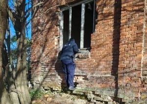 Policjanci i pracownicy Ośrodka Pomocy Społecznej kontrolują miejsca przebywania osób bezdomnych