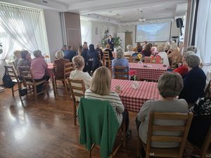 Debata społeczna z udziałem służb mundurowych i instytucji lokalnych w Dziennym Domu Senior+
