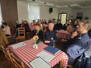 Debata społeczna z udziałem służb mundurowych i instytucji lokalnych w Dziennym Domu Senior+