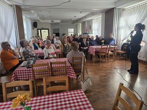 Debata społeczna z udziałem służb mundurowych i instytucji lokalnych w Dziennym Domu Senior+