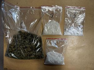 Zatrzymany mężczyzna posiadał znaczną ilość narkotyków – skuteczne działania policjantów z Dzierżoniowa