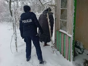 Policjanci z Piławy Górnej prowadzą działania w ramach Akcji Zima – wsparcie osób bezdomnych i potrzebujących opieki
