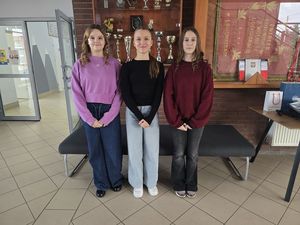 Uczennice ze Szkoły Podstawowej w Łagiewnikach wyróżnione w ogólnopolskim konkursie – Komendant Powiatowy Policji wręczyła nagrody