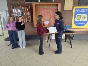 Uczennice ze Szkoły Podstawowej w Łagiewnikach wyróżnione w ogólnopolskim konkursie – Komendant Powiatowy Policji wręczyła nagrody