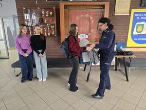 Uczennice ze Szkoły Podstawowej w Łagiewnikach wyróżnione w ogólnopolskim konkursie – Komendant Powiatowy Policji wręczyła nagrody