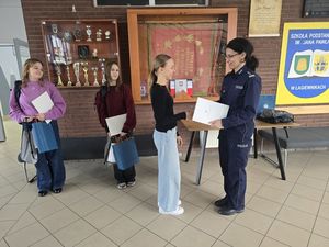 Uczennice ze Szkoły Podstawowej w Łagiewnikach wyróżnione w ogólnopolskim konkursie – Komendant Powiatowy Policji wręczyła nagrody