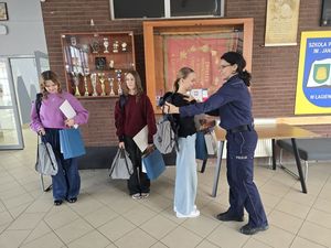 Uczennice ze Szkoły Podstawowej w Łagiewnikach wyróżnione w ogólnopolskim konkursie – Komendant Powiatowy Policji wręczyła nagrody