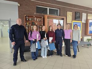 Uczennice ze Szkoły Podstawowej w Łagiewnikach wyróżnione w ogólnopolskim konkursie – Komendant Powiatowy Policji wręczyła nagrody