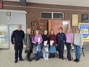Uczennice ze Szkoły Podstawowej w Łagiewnikach wyróżnione w ogólnopolskim konkursie – Komendant Powiatowy Policji wręczyła nagrody