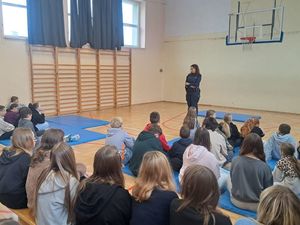 Policjantka z Dzierżoniowa przeprowadziła działania profilaktyczne w Niepublicznej Szkole Podstawowej „Edukacja i Rodzina”