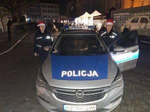 Policjanci z Dzierżoniowa czuwali nad bezpieczeństwem podczas jarmarku bożonarodzeniowego
