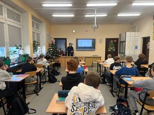 Spotkanie policjantki z uczniami Szkoły Podstawowej Numer 3 w Dzierżoniowie